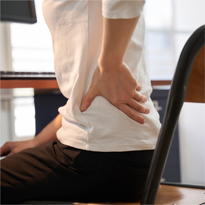 座りっぱなしで腰に痛みが出ている様子